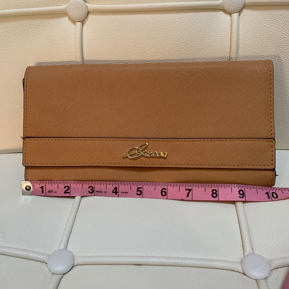 Guess clutch